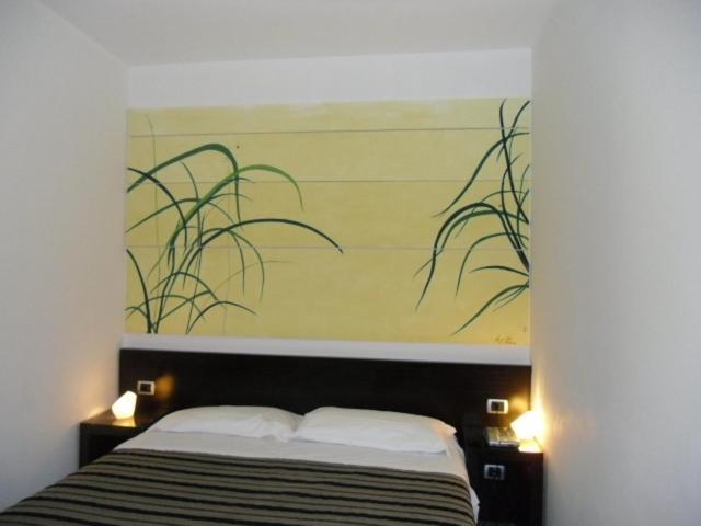 Hotel Zeffiro Sabaudia Zimmer foto